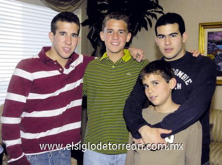 26012007 
Juan Pablo acompañado de sus hermanos, Miguel, Alejandro y Jorge.