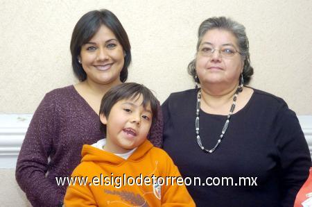 26012007 
Diego Gómez Cortez junto a su mamá, Mary Carmen Cortez de Gómez y su abuelita, Juanita Cortez , el día que festejó su cumpleaños.