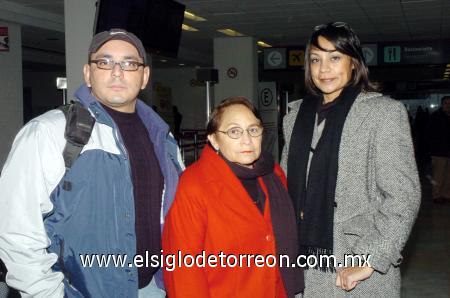 26012007 
Rogelio Rodríguez viajó a Tijuana, lo despidieron Irene Martínez y Maru Rodríguez.
