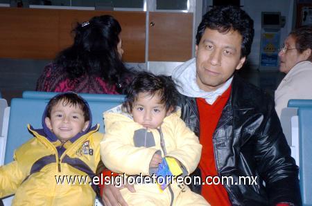26012007 
Gerardo Serrano viajó al DF, lo despidieron Rodrigo y Glenda Serrano.