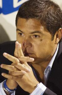 Guzmán enfatizó que Santos Laguna es un enfermo en terapia intensiva, y agradeció la oportunidad que se le ha dado para ser el doctor que con base a sus conocimientos buscará salvarlo. “Es molesto que cuando finalmente cae el gol empieza el apoyo, no antes. El proyecto no se llama Daniel Guzmán, es algo de todos y debe haber comunión, ya que la directiva hizo su esfuerzo por traer jugadores, mientras yo me muero por lograr que el grupo dé resultados, ahora la afición debe morirse con su equipo. 


“Esto es de apoyar y aguantar también en las malas. Hay que tener fe y creer en el trabajo que se realiza, si yo estoy aquí, es porque hay quienes creen en mí y en la labor que he realizado anteriormente”.
