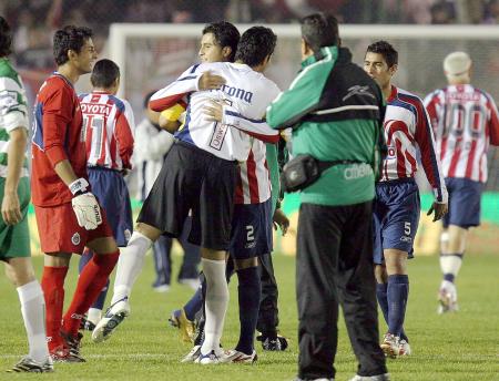 Néstor de la Torre, vicepresidente del Guadalajara recibió el primer abrazo del arquero santista, justo antes de regresar al vestuario, tras la rutina de calentamiento. 

Luis Michel, Ramón Morales, Omar Bravo y Héctor Reynoso completaron la lista de los encuentros amistosos. 


Con Adolfo Bautista, nada, ni un intercambio de miradas, al menos no hasta que el tramite del partido los hizo encontrarse frente a frente.