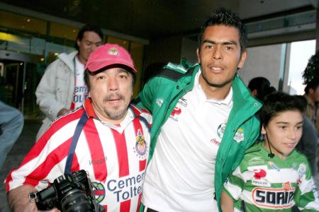 POCO ANTES...


Poco antes del encuentro el capitán santista recibió tanto a los aficionados del Rebaño Sagrado como a los del equipo albiverde.