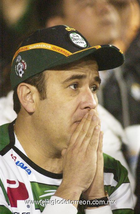 La primera anotación de Daniel Ludueña pasó inadvertida, “es demasiado tarde” se comentaba en la tribuna, aunque el segundo gol del argentino sí fue celebrado e hizo renacer la esperanza de siquiera rescatar un punto.