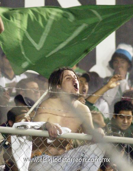 LA AFICIÓN
Los 18 mil aficionados que llenaron el Corona estaban ansiosos de dar rienda suelta a su ilusión, al deseo de celebrar el triunfo de su equipo y a la inigualable alegría de gritar el gol de sus Guerreros.