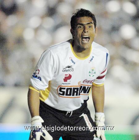 Oswaldo Sánchez abandonó la cancha del estadio Corona con la impotencia marcada en el rostro, con la desilusión que provoca no cumplir uno de los sueños más anhelados.