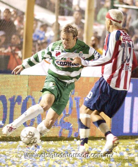 Ya con la ventaja de tres goles, las Chivas replegaron líneas y fueron atacados insistentemente por la artillería santista, que continuaba con la pólvora mojada, hasta las anotaciones del “Hachita”.
Cuando quedaban pocos minutos por jugar, los Guerreros se volcaron al ataque pero de manera desorganizada, teniendo el empate primeramente Oribe Peralta, quien voló su remate, y después Édgar Castillo, de regular rendimiento, con un disparo que fue bien controlado por Luis Michel.