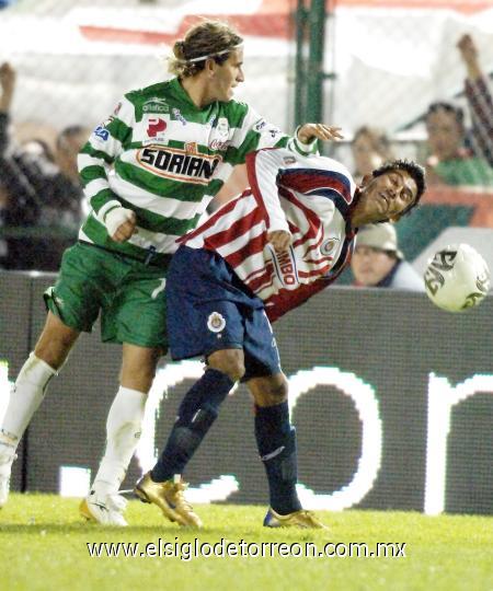 En el 35, Oswaldo evitó una nueva caída del marco santista, al enviar un cabezazo de Omar Bravo a corner, en un gran servicio enviado desde derecha por el “Venado” Medina. Una jugada después el arquero lagunero recostó sobre su lado derecho, en un débil testarazo del “Maza” Rodríguez
