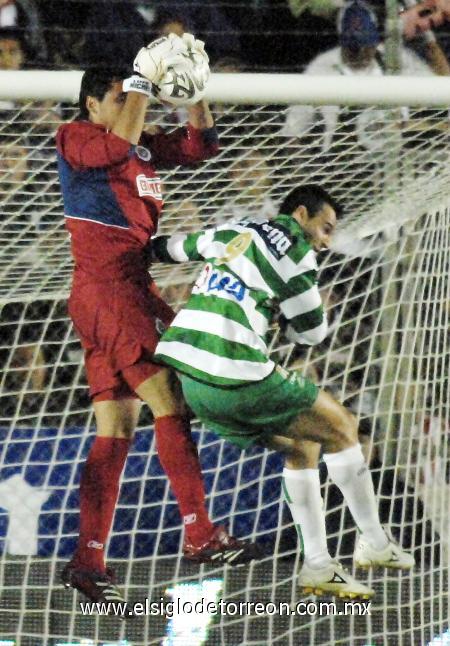 Con el paso de los minutos, los aficionados comenzaron a meterse con el delantero brasileño Eliomar Marcón, quien no ha podido encontrarse con el gol, pidiendo a coro el ingreso de Oribe Peralta, aunque el amazónico le dejó muerto el esférico al “Chato” Rodríguez, ya en tiempo de descuento de los primeros 45 minutos, pero Juan Pablo no pudo controlarlo y se le esfumó una gran oportunidad