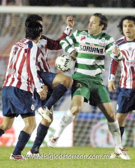 Al minuto 19 los Guerreros pudieron igualar el marcador, pero el cuadro bajo tapatío lo impidió. En primera instancia Luis Michel atajó un disparo raso de Ludueña, y después Ramoncito Morales en la línea de gol evitó que el tiro a boca de jarro de Eliomar Marcón entrara.
