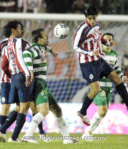 De muchas libertades gozó Adolfo “Bofo” Bautista, quien fue el orquestador del equipo del “Chepo” De la Torre, con balones y trazos de sumo peligro, generándose de sus botines el primer tanto para su escuadra.