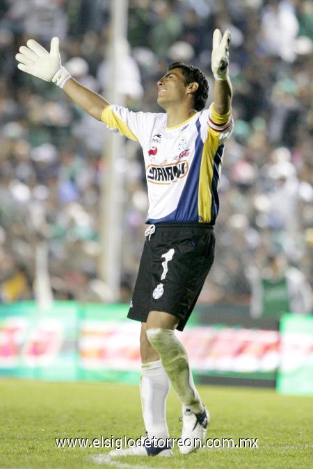 El capitán de Santos alentó a sus compañeros, pidió el apoyo de los seguidores, pero su ángel no fue capaz de iluminar la noche de unos Guerreros que siguen caminando al borde del precipicio.