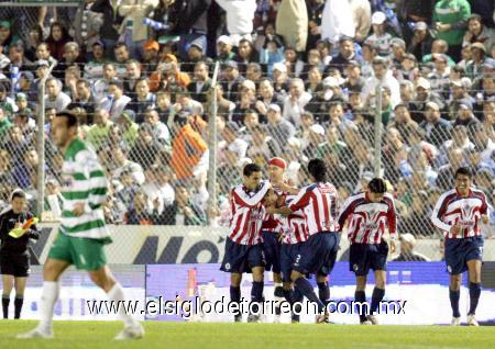 Aunque Santos apretó al final
del partido, el campeón Guadalajara aprovechó los errores defensivos
de su rival y con dos goles de Alberto Medina derrotó 3-2 a los
lagunero, a quienes les faltó fortuna en su presentación ante su
afición en el Torneo Clausura 2007 .
