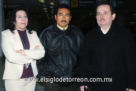 29012007
Ángeles Sifuentes, Ildefonso López y Francisco Irizar viajaron a la Ciudad de México.