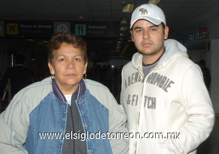29012007
María del Socorro Lechuga viajó a Tijuana, la despidió Antonio Villagrán.