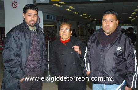 29012007
Miguel Merino viajó a Nueva York, lo despidieron Isidra Cerda y Valentín Merino.