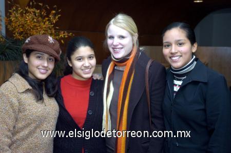 28012007 
Miriam, Raquel y Priscila Silveyra y Sarah Colvin.