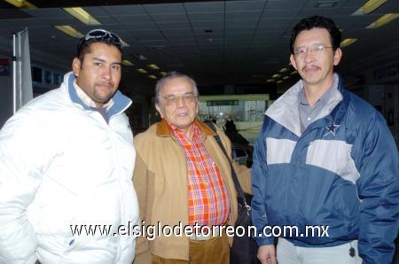 28012007 
Luis Mora viajó al DF, lo despidieron Óscar Galindo y José Antonio López.