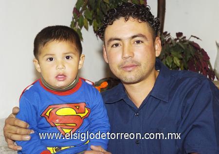 27012007 
 Uriel Hernández Flores acompañado de su papá, César Arturo Hernández Luévanos