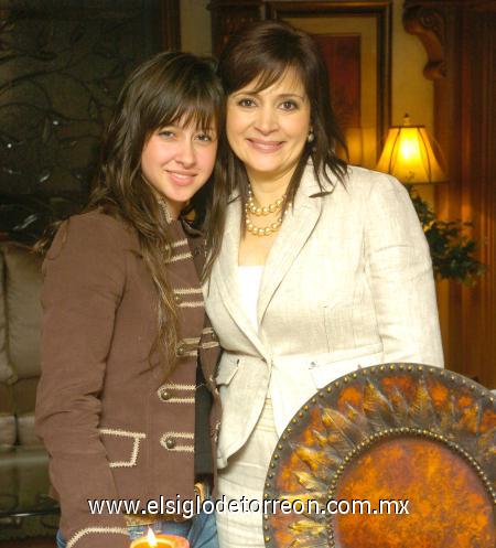 31012007
Marcela de López con su hija Anabel González.