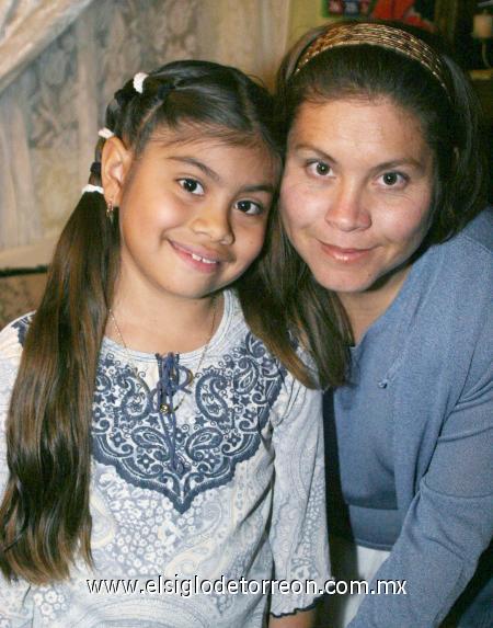 30012007
Cuquis de Reyes y su hija mayor Fernanda.