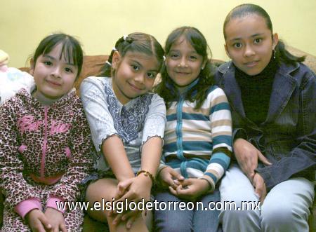 30012007
Fer con sus amigas Michelle Gutiérrez, Bere Vázquez y Deysi López.