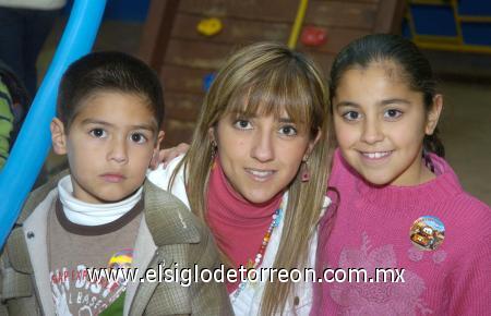 30012007
Daniela Garibay, acompañada de sus sobrinos Andrea y Daniel Hoyos.