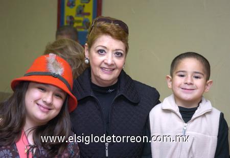 30012007
Marina y Alejandro con su abuelita Marina Flores de Falcón.