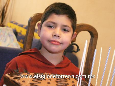 31012007
Nueve velitas apagó de su pastel Miguel Ángel Ramos Salazar, quien fue festejado por sus padres, Alejandro y Sabrina Ramos.