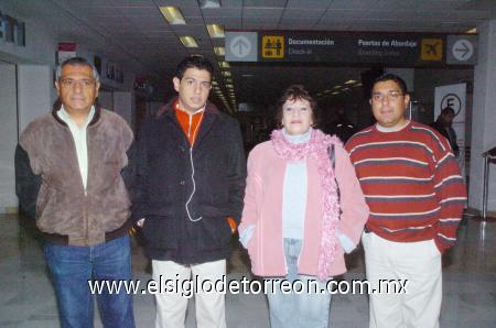 30012007
Fernando Zaragoza viajó a México y lo despidieron Jesús, Alejandra y Édgar Zaragoza.