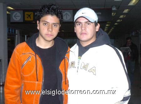 30012007
Irvin Tirado viajó con destino a México y lo despidió Eduardo Tirado.