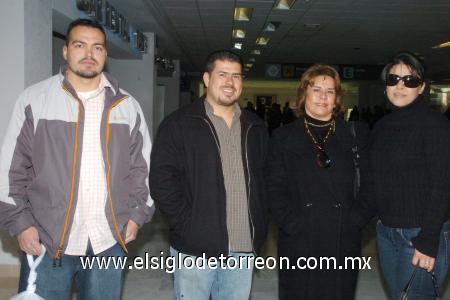 31012007
Jaime Ávila y Mario Guzmán viajaron a Los Ángeles, los despidieron Irene Ávila e Irene Ortiz.