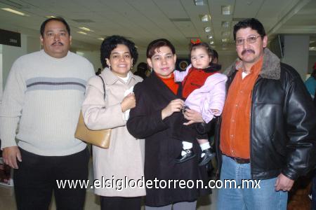 31012007
Jesús, Martha y Marifer viajaron a Mexicali, los despidieron Armando y Raquel.