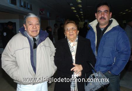 31012007
Livio Carrillo, Landy Campos y Livio Carrillo Campos viajaron a Mérida.