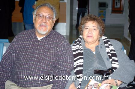 02022007 Juan Cabral y Petra Cabral viajaron con destino a Los Ángeles.