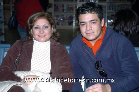 02022007  Dinorah Briseño viajó al DF, la despidió Carlos Balderas.