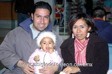 02022007 
Ana Carrillo y Ana Domínguez viajaron a Tijuana, las despidió Israel Domínguez.