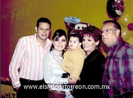 02022007 
Emiliano con sus abuelitos, José Antonio e Irma Jurado y sus padres, Francisco y Claudia.