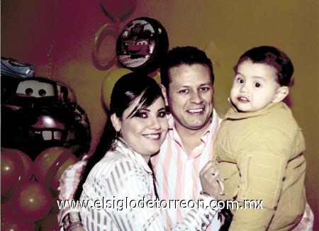 02022007 
Emiliano Llaca Montañez con sus padres, Francisco y Claudia de Llaca organizadores de su segunda fiesta de cumpleaños.