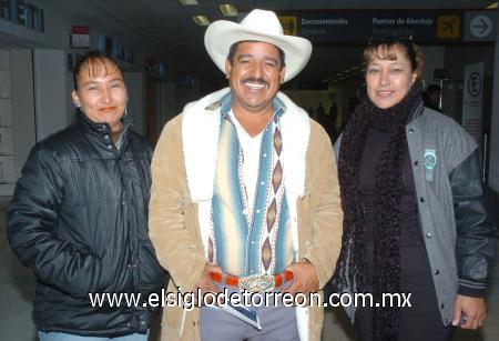 01022007
Norma Flores y Reyes Rangel viajaron a Cancún, los despidió Aurora Flores.