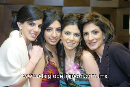 01022007
Loris en compañía de Blanca Zablah de Giacomán, Lizeth Giacomán de García y Ana Cristina Giacomán Zablah.