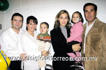 ¡Cumplen 2 y 3 años!
Jorge Humphrey Sáenz, Alejandra Galván de Humphrey, Jorge Humphrey Galván, Itziar Galván de Cuesta, Susy Cuesta Galván y Nicasio Cuesta.