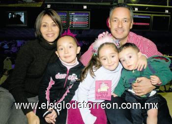 Paulina González Corral cumple 6 años.
Mayra Corral y Javier González con sus hijos Luisa, Paulina y Javier González Corral.