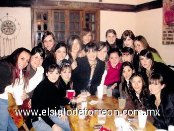 Alexis Navarro junto a todas sus amigas.