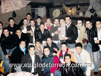 Gran fiesta de Alexis y Rodolfo
Juan, David, Manuel, José Alfredo, Luis, Bobollo, Daniel, Poncho, Abraham, Luis, Juan Pablo, Juan, Roberto, Tony, Polo, Arturo, Hassan, Fer, Osvaldo, José Ángel, Juan Pablo y Chisco.