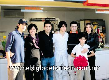 Inauguración de tintoreria
Alberto Gómez, Bibiana Tena de Gómez, Ricardo Zertuche, Pablo Gómez, Eduardo Zertuche Jr., Alvaro Gómez y Lorena Tena de Zertuche