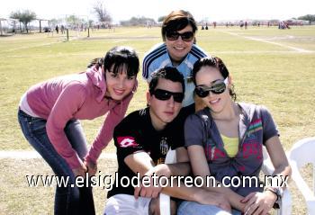 Cristina Mireles, Luís Monroy, Deniss Roig y la “Dagita”.