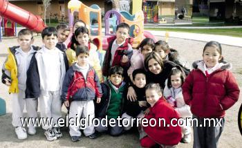 TODOS A ESTUDIAR
Kinder 3-A junto a la maestra Daniela López.