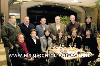 Simón Álvarez y Lucrecia de Álvarez, Eduardo Castañeda y Tere de Castañeda, Jesús de Lara y Ángeles de Lara, José Cárdenas y Alicia de Cárdenas, Polen Callav y Cristina de Callav, Manolo Vázquez y Mercedes.
