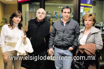 Sandra de Villarreal, Jesús Villarreal, Alberto Villarreal y Alicia de Villarreal.